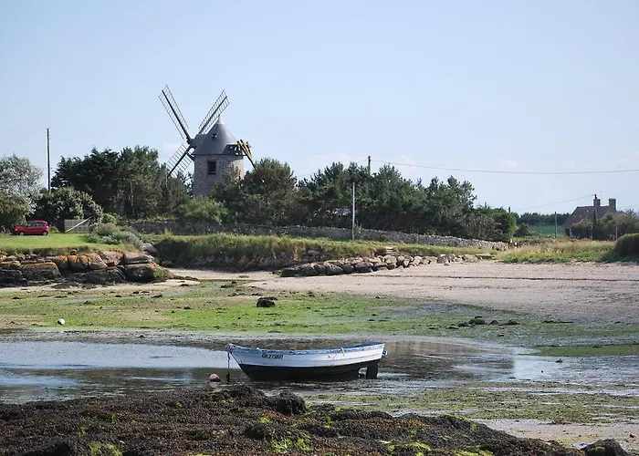 Logis Au Moyne De Saire Отель Reville