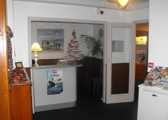 Logis Au Moyne De Saire 호텔